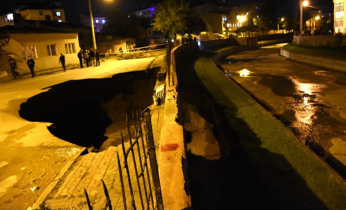 Sivas'ta çöken yolda 22 metrelik çukur oluştu -4