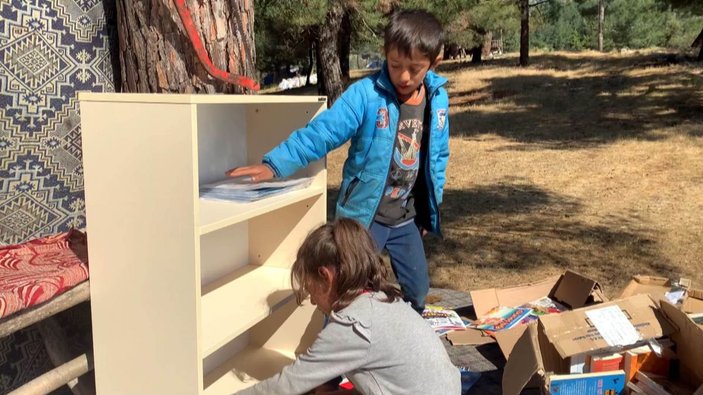 Çocuklar okusun, diye okul ve çadırlara kitaplıklar kuruyor -5