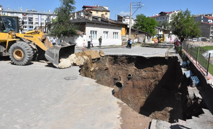 Sivas'ta çökmeyle oluşan 22 metrelik çukur taşlarla kapatılıyor -8