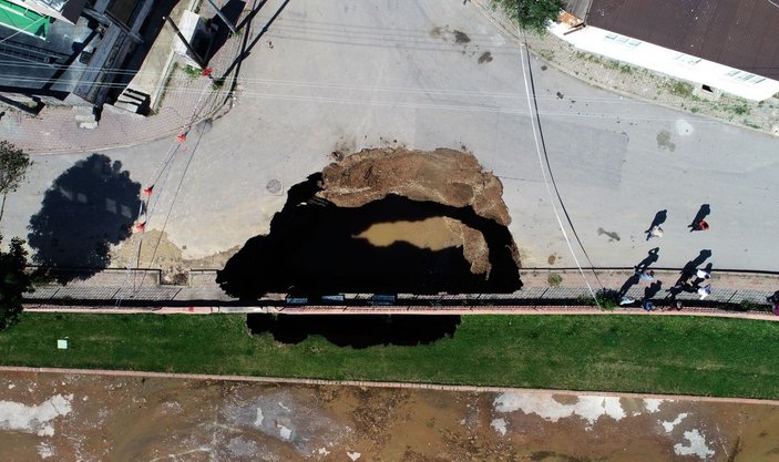 Sivas'ta çökmeyle oluşan 22 metrelik çukur taşlarla kapatılıyor -3