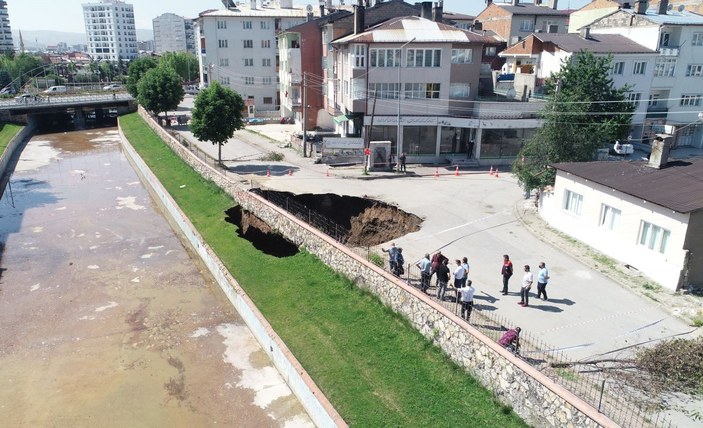 Sivas'ta çökmeyle oluşan 22 metrelik çukur taşlarla kapatılıyor -1