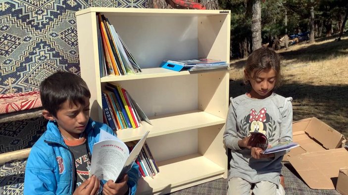 Çocuklar okusun, diye okul ve çadırlara kitaplıklar kuruyor -6