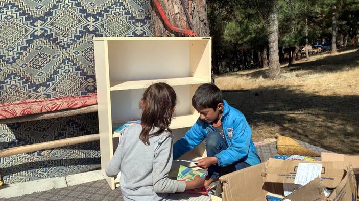 Çocuklar okusun, diye okul ve çadırlara kitaplıklar kuruyor -4