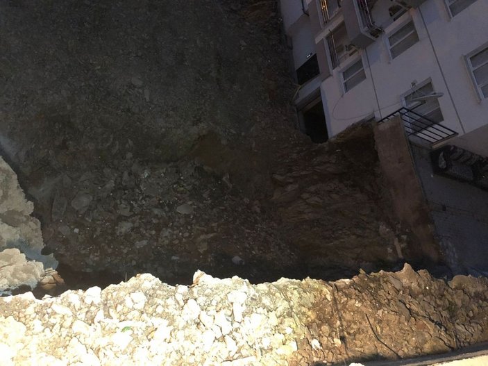 Ankara’da temeli hasar gören ve otoparkı çöken 3 katlı apartman tahliye edildi -7