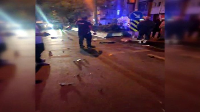 Bayrampaşa'da taksi ile 2 motosiklet çarpıştı: 1 ölü, 2 ağır yaralı  -1