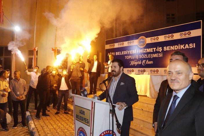 Ağrı Belediyesi çalışanları bin liralık zammı meşale ve halaylarla kutladı -3