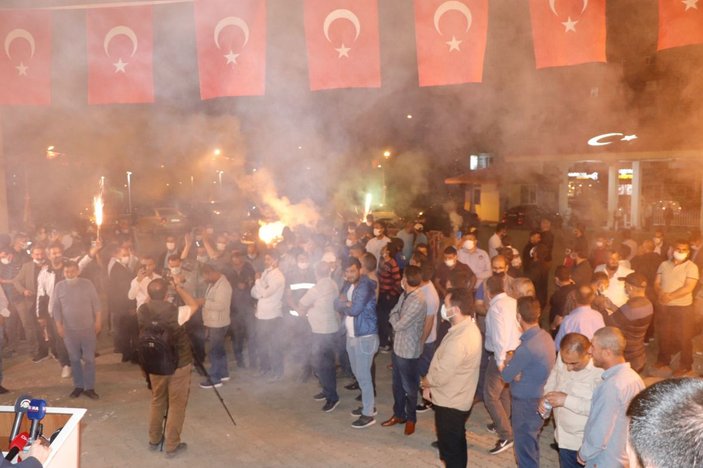 Ağrı Belediyesi çalışanları bin liralık zammı meşale ve halaylarla kutladı -1