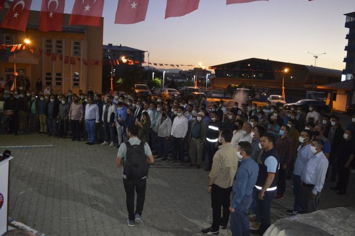 Ağrı Belediyesi çalışanları bin liralık zammı meşale ve halaylarla kutladı -9