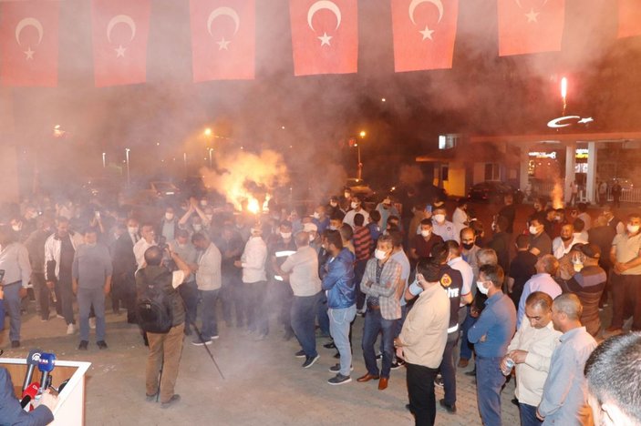 Ağrı Belediyesi çalışanları bin liralık zammı meşale ve halaylarla kutladı -4