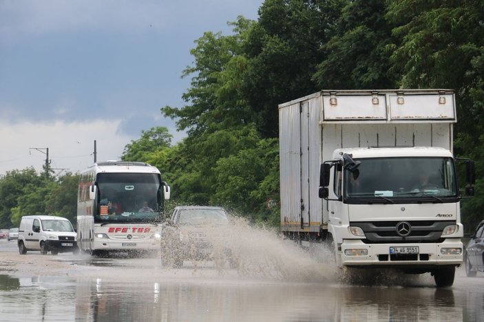 Edirne’de yağmur sonrası yollar göle döndü -12