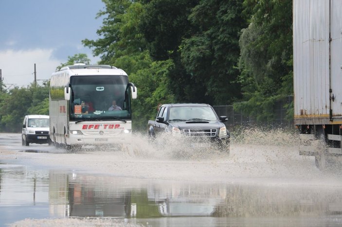 Edirne’de yağmur sonrası yollar göle döndü -11
