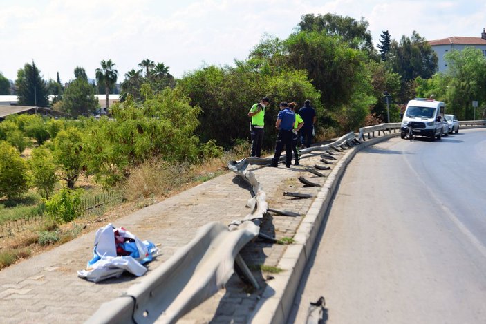 Adana'da bariyerleri yıkan taksi, şarampole devrildi; sürücü yaralı -4