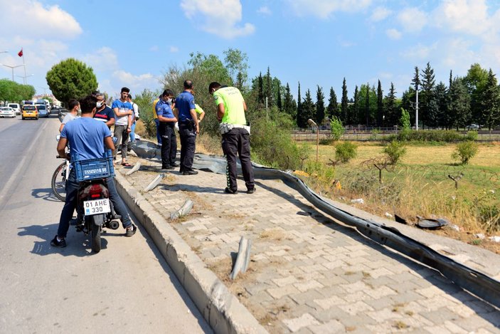 Adana'da bariyerleri yıkan taksi, şarampole devrildi; sürücü yaralı -2