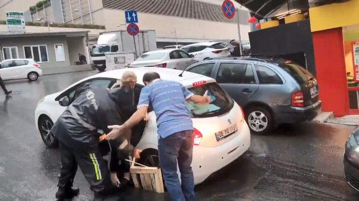 Şişli'de çukura otomobil düştü -5