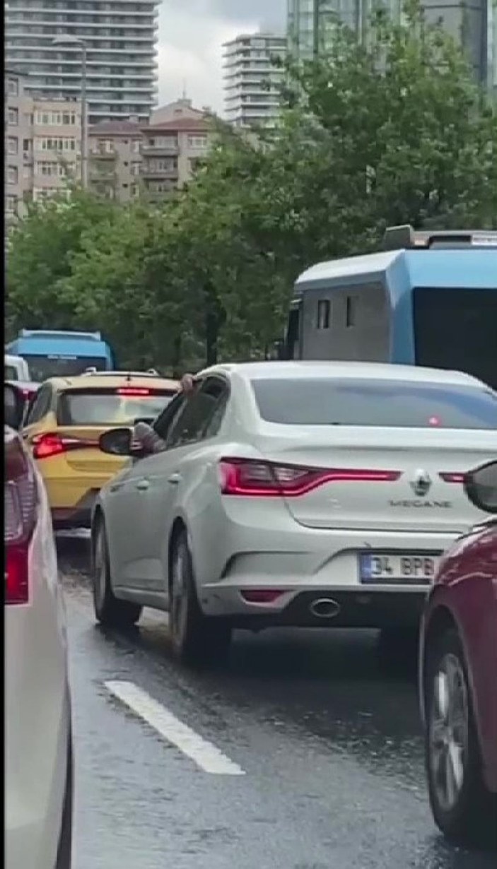 Beşiktaş'ta ayağını camdan çıkaran sürücüye 288 lira ceza -2