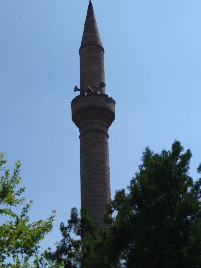Cami minaresinde mahsur kalan adamı itfaiye kurtardı -2