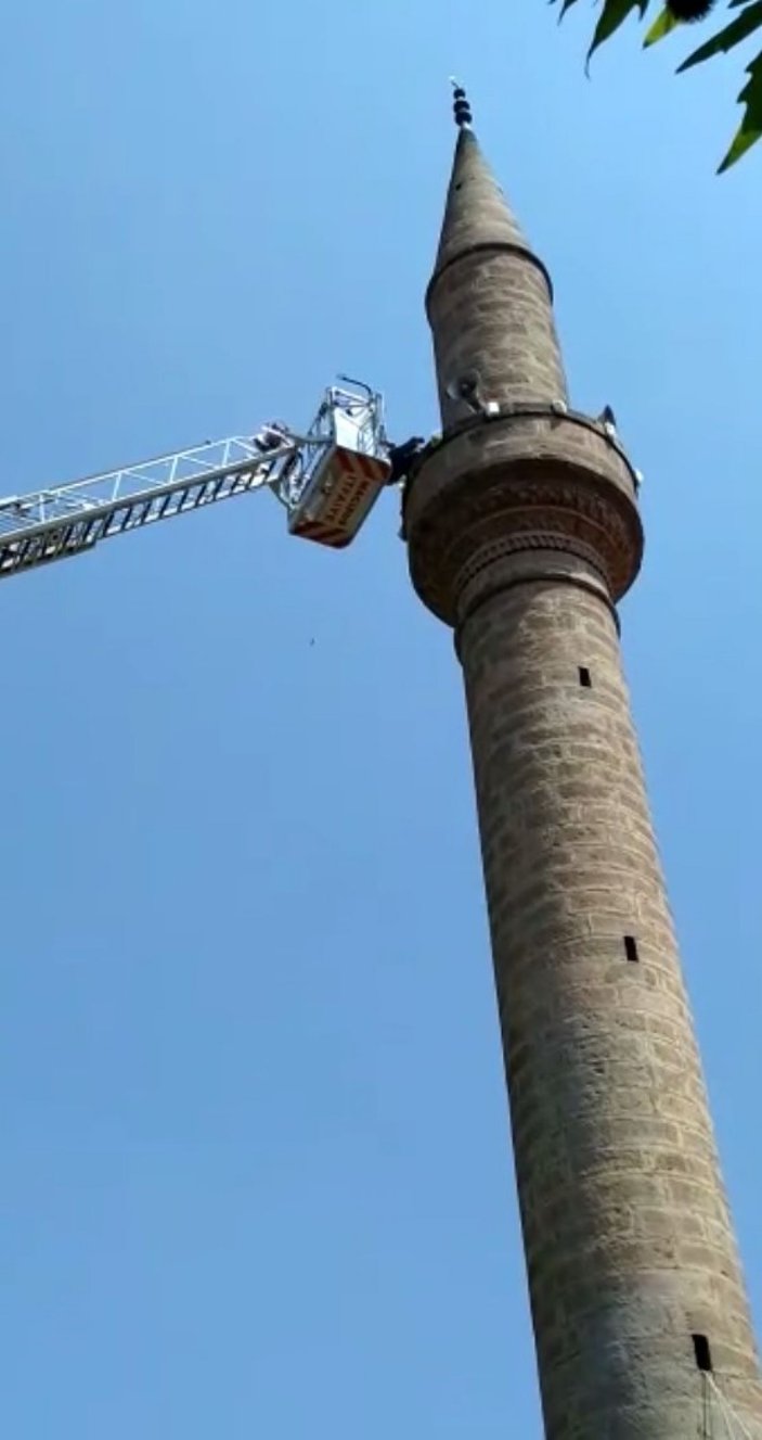 Cami minaresinde mahsur kalan adamı itfaiye kurtardı -1