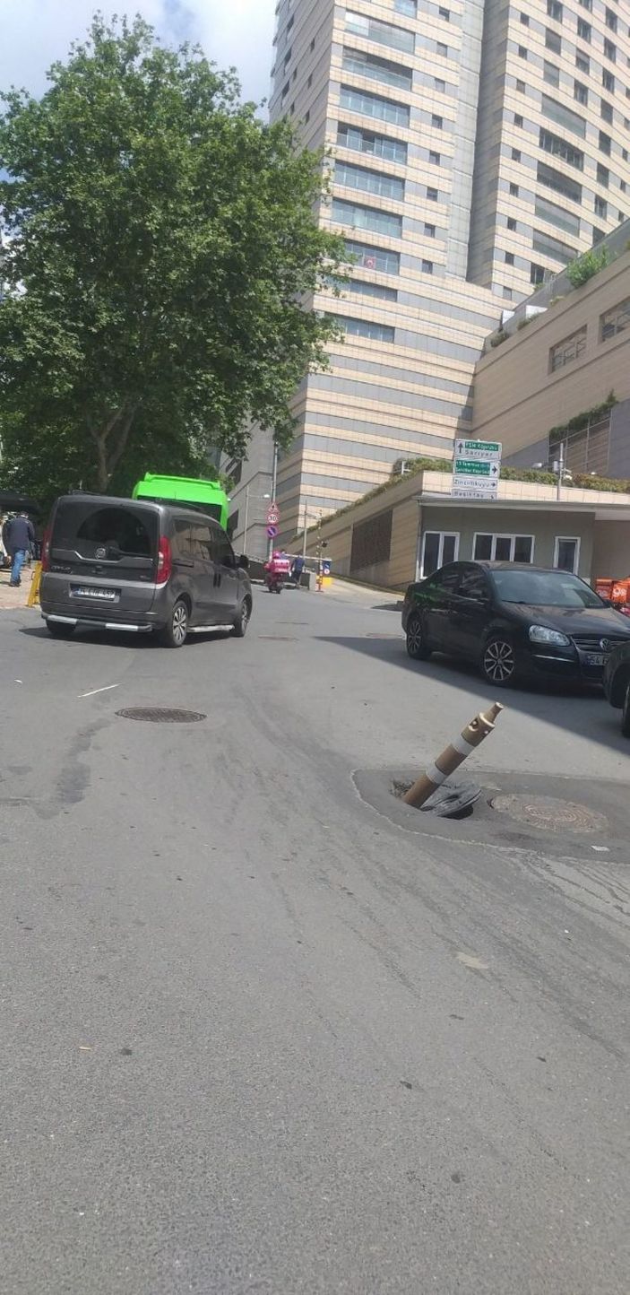 Şişli'de çukura otomobil düştü -1