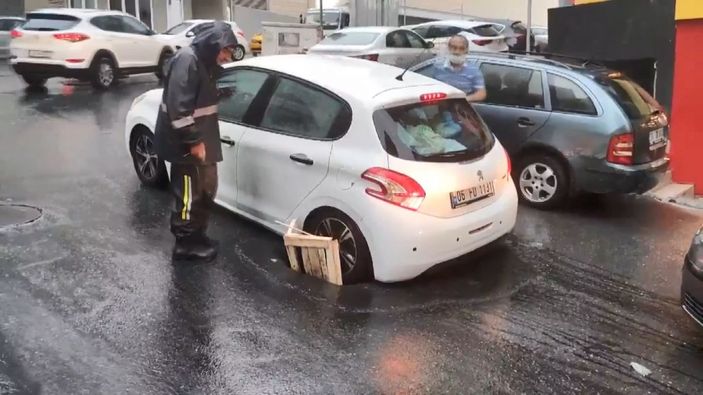Şişli'de çukura otomobil düştü -4