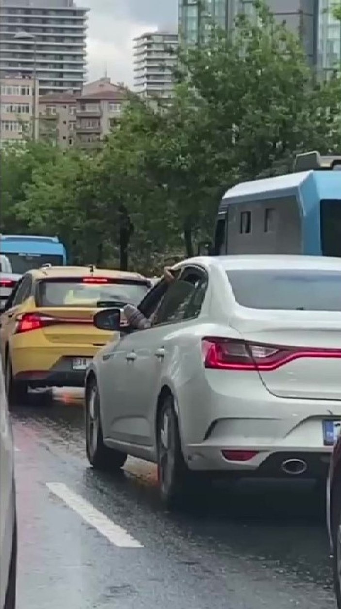 Beşiktaş'ta ayağını camdan çıkaran sürücüye 288 lira ceza -1
