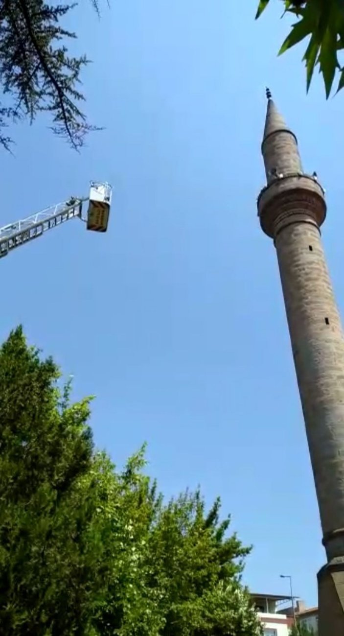 Cami minaresinde mahsur kalan adamı itfaiye kurtardı -3