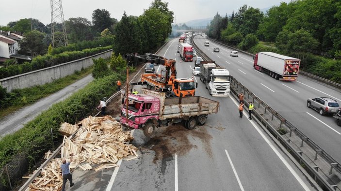 TEM’de 13 araç birbirine girdi, ortalık savaş alanına döndü: 5 yaralı -1