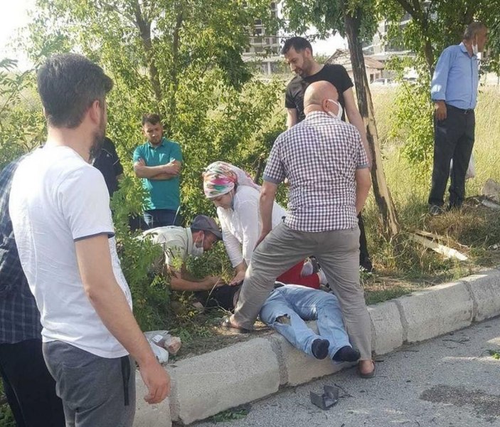 Kazada savrulan otomobil, durakta bekleyen yaya çarptı: 1 ölü -1