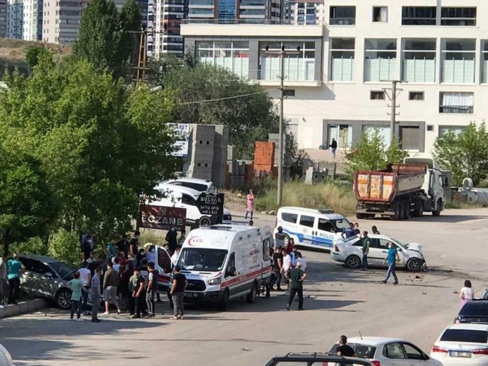 Kazada savrulan otomobil, durakta bekleyen yaya çarptı: 1 ölü -4
