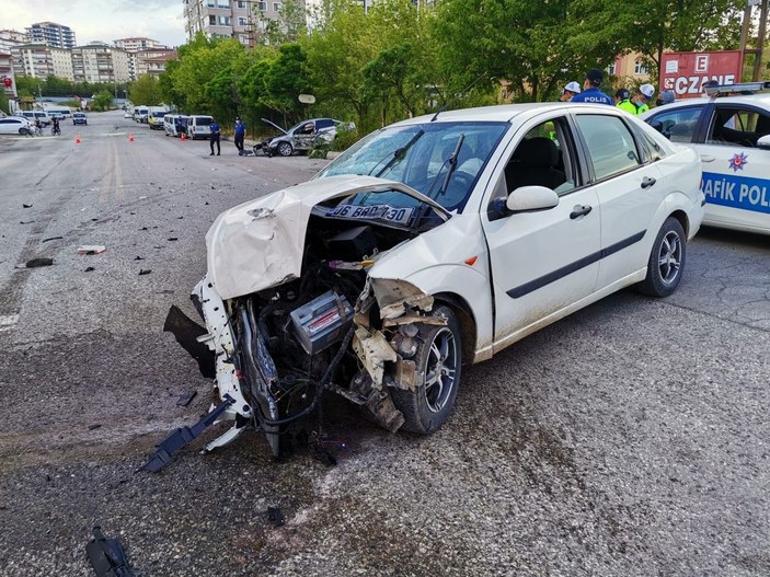 Kazada savrulan otomobil, durakta bekleyen yaya çarptı: 1 ölü -2
