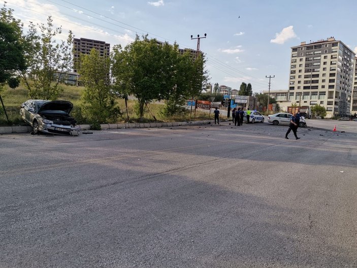 Kazada savrulan otomobil, durakta bekleyen yaya çarptı: 1 ölü -5