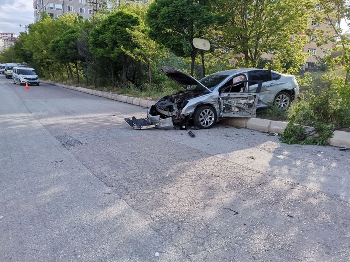 Kazada savrulan otomobil, durakta bekleyen yaya çarptı: 1 ölü -3