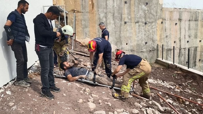 Sultanbeyli'de balçığa saplanan duvar işçisini itfaiye kurtardı -3