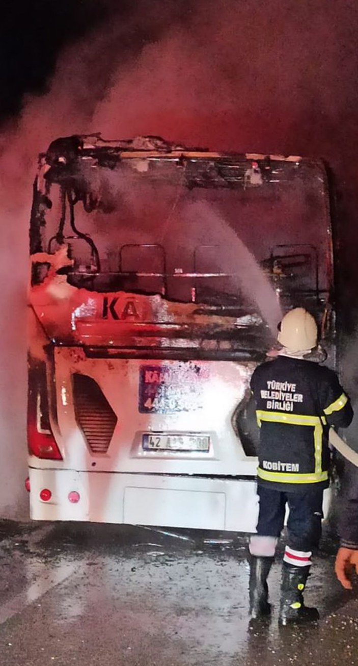 Seyir halinde alev alan yolcu otobüsü yandı -3