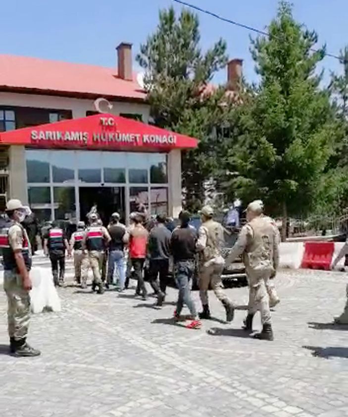 3 milyon liralık kablo çalarken yakalandılar -1