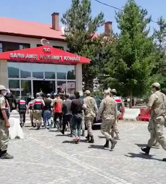 3 milyon liralık kablo çalarken yakalandılar -4