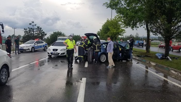 Yağmurla kayganlaşan yolda otomobille ağaca çarpıp yaralandı  -7