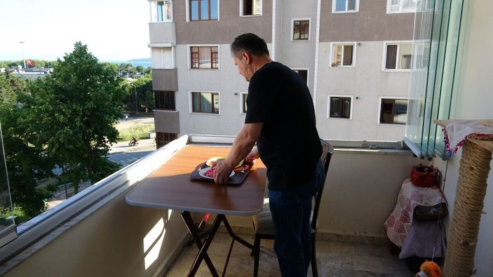 (Özel) Yemeklerini martılarla beraber balkonunda yiyor -3