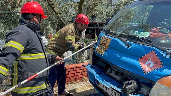 Aracın motoruna giren yılan korkuttu -3
