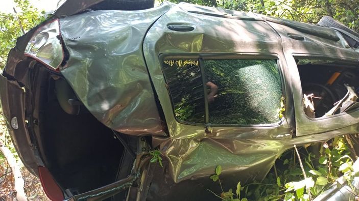 20 metreden uçan otomobilin sürücüsü, arkadaşını arayıp yardım istedi -3