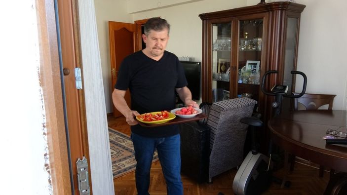 (Özel) Yemeklerini martılarla beraber balkonunda yiyor -2