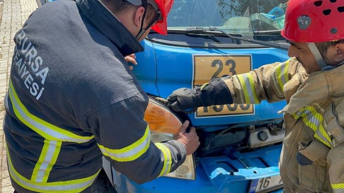 Aracın motoruna giren yılan korkuttu -5