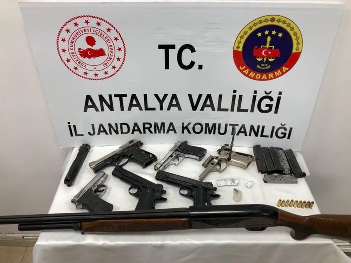 Antalya’da silah ticareti yapan 4 şüpheli tutuklandı -1