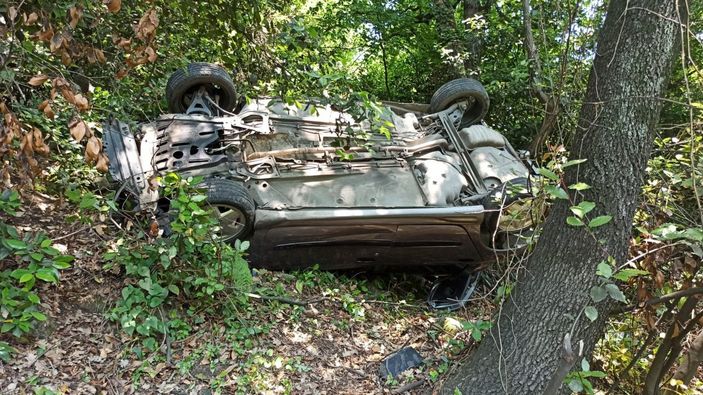 20 metreden uçan otomobilin sürücüsü, arkadaşını arayıp yardım istedi -1