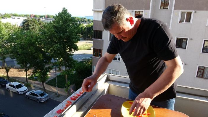 (Özel) Yemeklerini martılarla beraber balkonunda yiyor -9