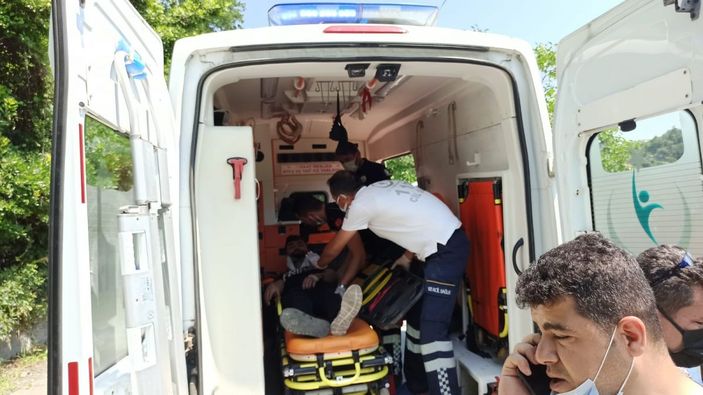 20 metreden uçan otomobilin sürücüsü, arkadaşını arayıp yardım istedi -2