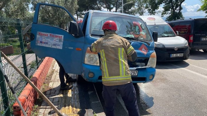 Aracın motoruna giren yılan korkuttu -1