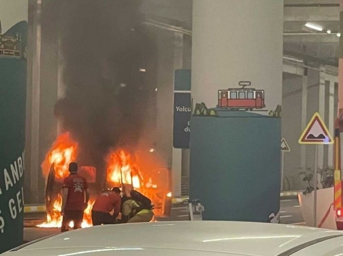 İstanbul Havalimanı’nda korkutan anlar: Vip araç alev alev yandı -4