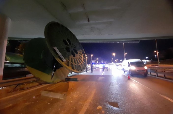 Şoför yolu şaşırdı, TIR'daki dev makara köprüde takılı kaldı -4