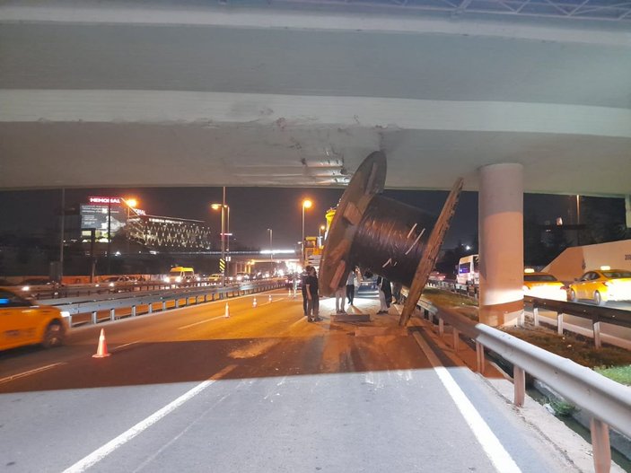 Şoför yolu şaşırdı, TIR'daki dev makara köprüde takılı kaldı -5