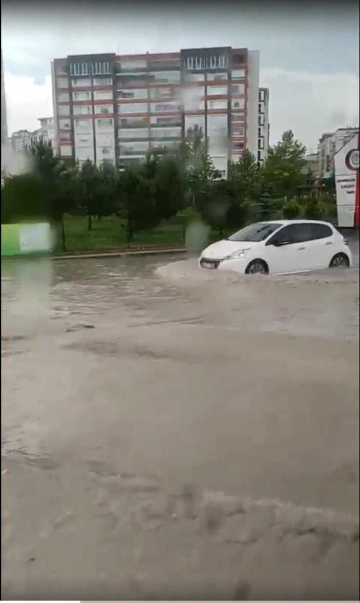 Ankara'da sağanak etkili oldu, yollar göle döndü -3